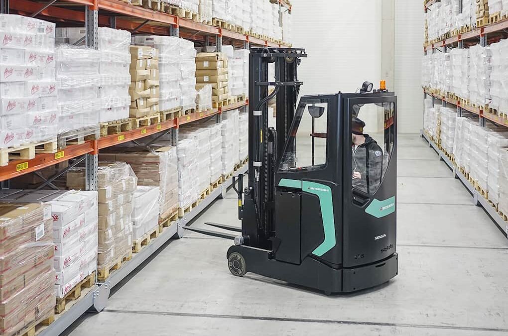 What’s the Difference Between Counterbalance Forklifts and Reach Trucks?